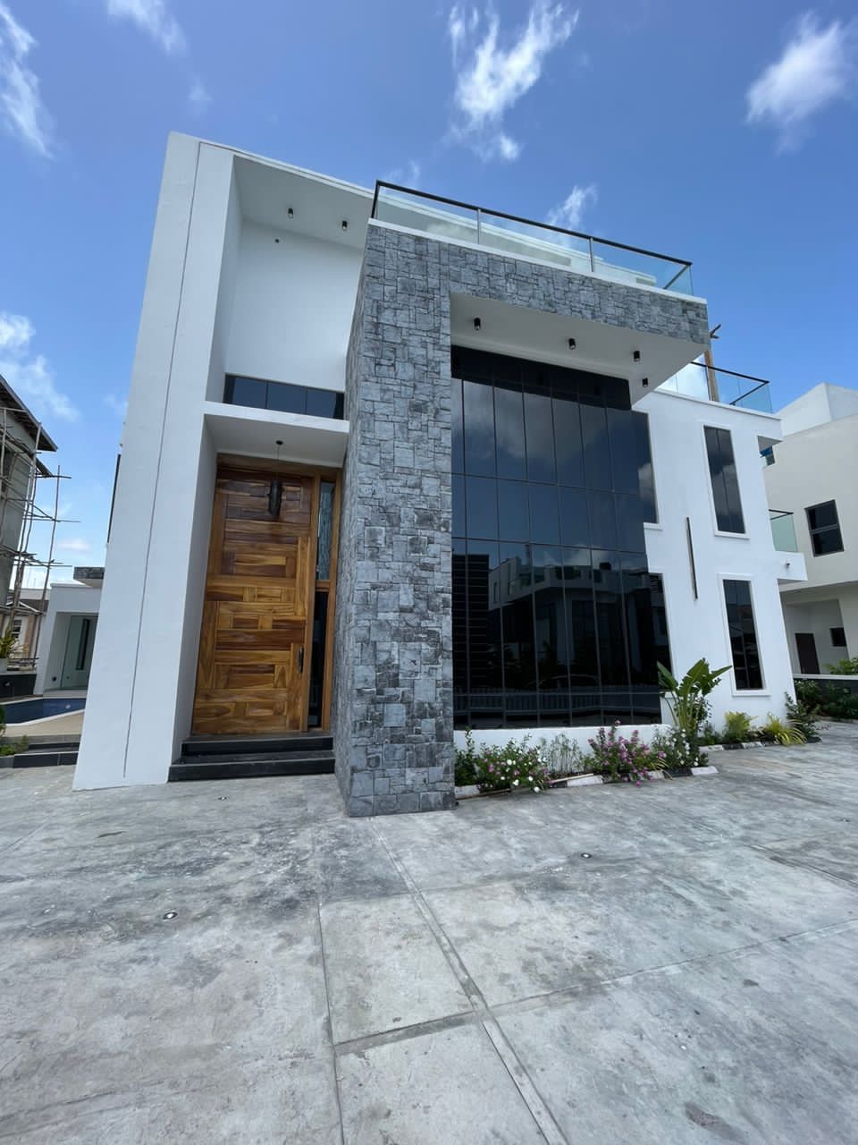 LUXURY 5BEDROOM FULLY DETACHED DUPLEX FOR SALE.